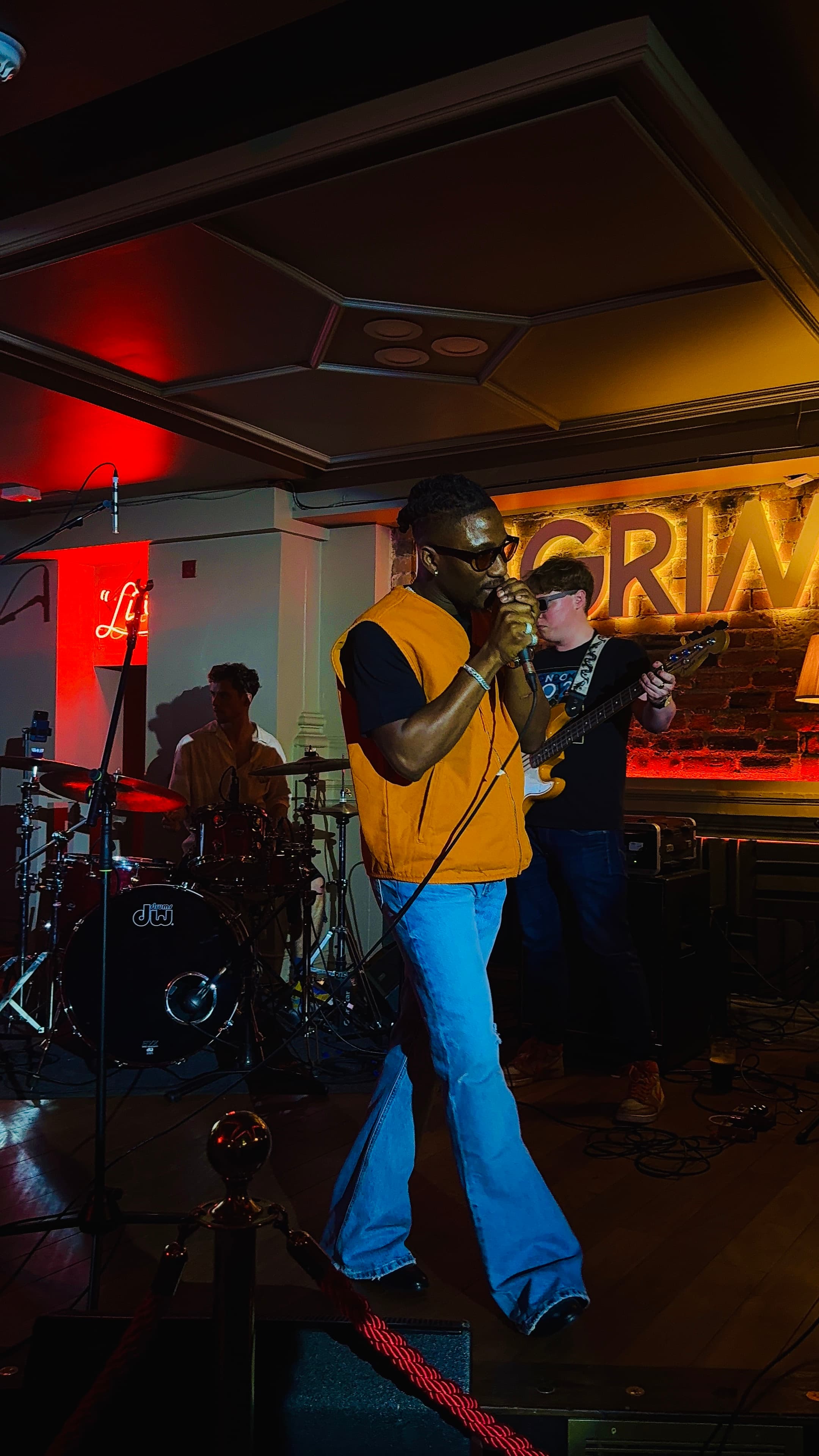 Tiyo Kay performing with a live band